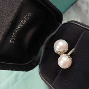 Tiffany & Company RETIRED Paloma Picasso Olive Leaf Pearl Ring